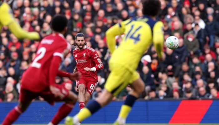 Liverpool Menghancurkan Rintangan Tottenham Hotspur dengan Skor 1-0 di Babak Pertama: Apakah Ini Peringatan untuk Para Pesaing?