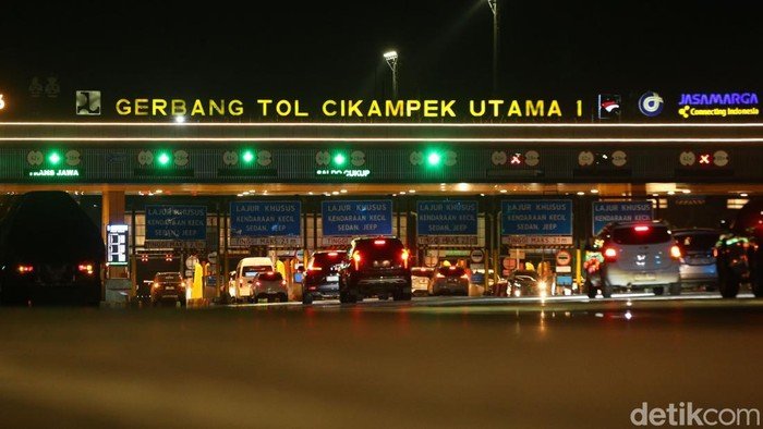 🛑Tol Jakarta-Cikampek Mulai Padat Malam Ini, Contraflow Diterapkan, Antisipasi Kemacetan Massal!!