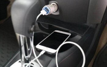 Ngecas HP di Mobil: Seberapa Besar Risiko Aki Soak? Penjelasan Ahli Otomotif.