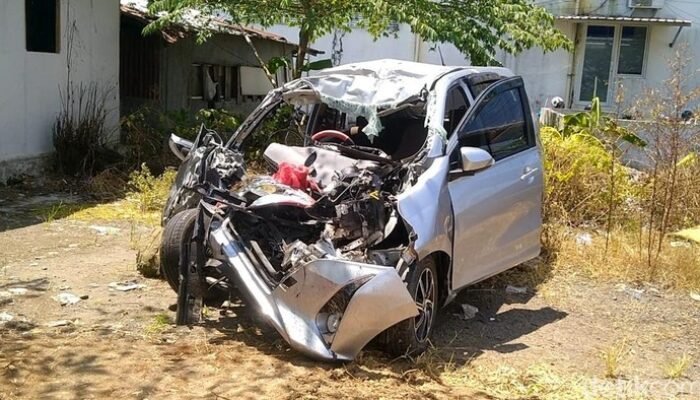 Duka di Tol Tegal: 4 Pemudik Bekasi Tewas akibat Tabrakan Mobil dan Bus