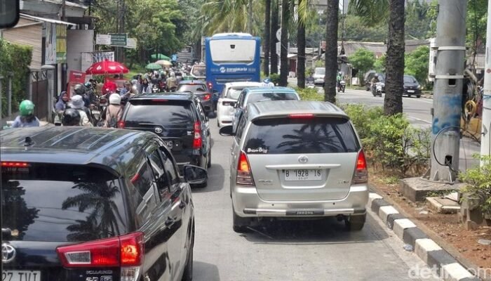 “Lalin Menuju Ragunan Macet di H+2 Lebaran, Antrean Kendaraan Mengular: Kendaraan Mengular, Kebahagiaan Terhambat”