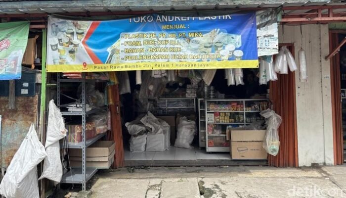 Plastik Mahal, Pedagang Bekasi Cari Cuan di Tengah Krisis