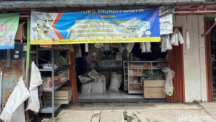 Plastik Mahal, Pedagang Bekasi Cari Cuan di Tengah Krisis