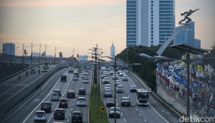 Waspada, Contraflow Tol Halim-Senayan Pagi Ini, Perjalanan Terganggu!