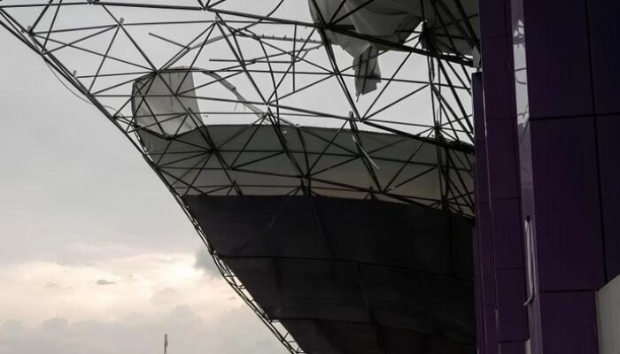 [Bencana Angin Puting Beliung di Tangerang: Atap Stadion Rusak, Pohon Tumbang, Kebakaran Melanda!]